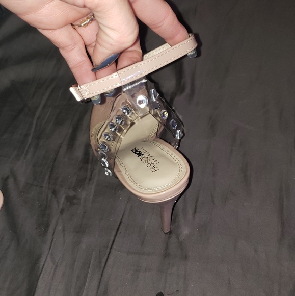 Open toe heels. - Picture 5 of 7